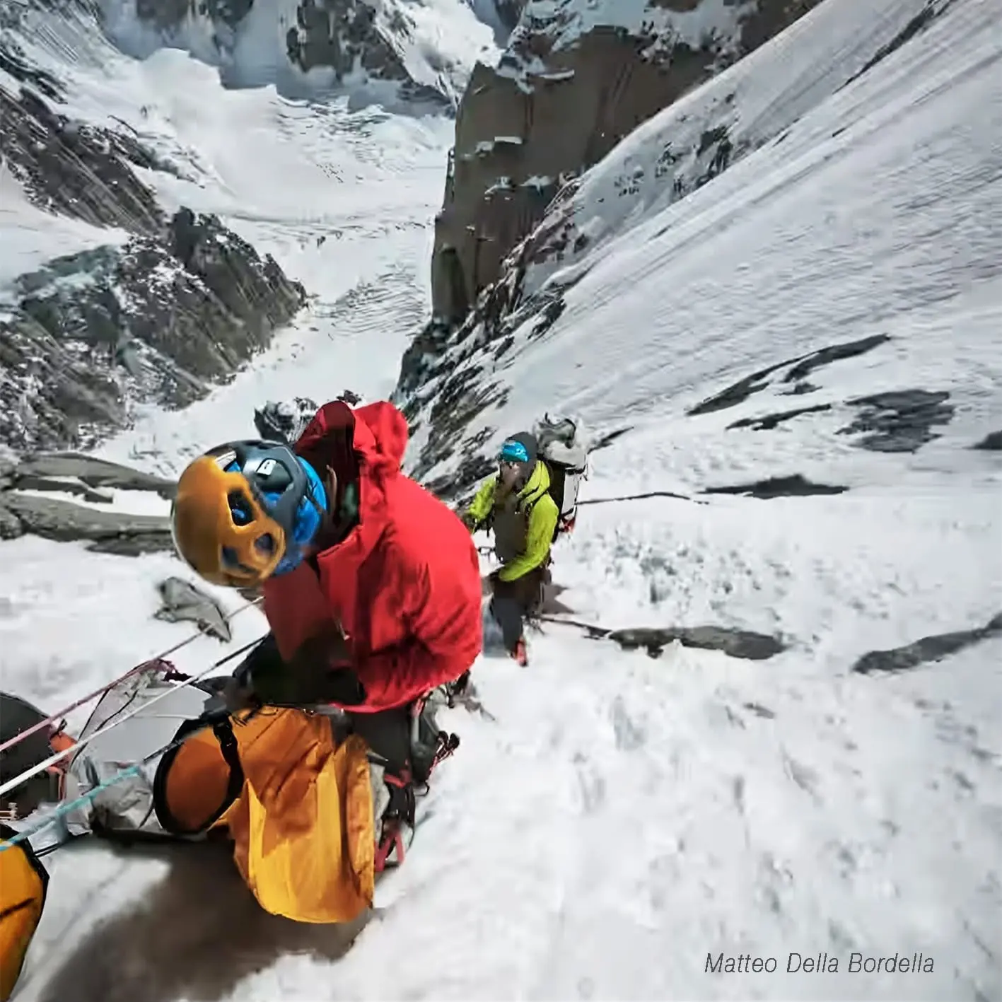 Equipo italiano escalando la cara este del K7