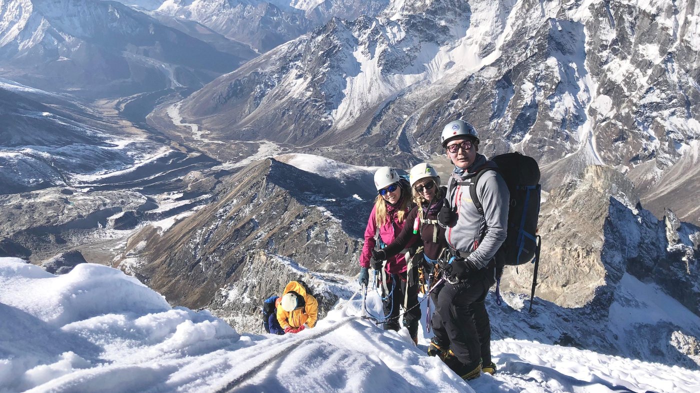 Island Peak  (6,165m)